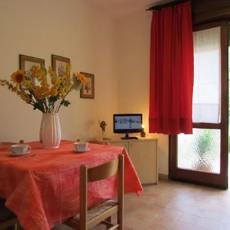 Charming With Fenced Garden Апартаменты