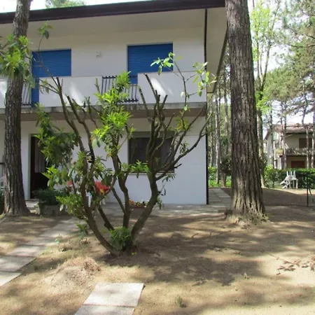 Апартаменты Charming With Fenced Garden *
